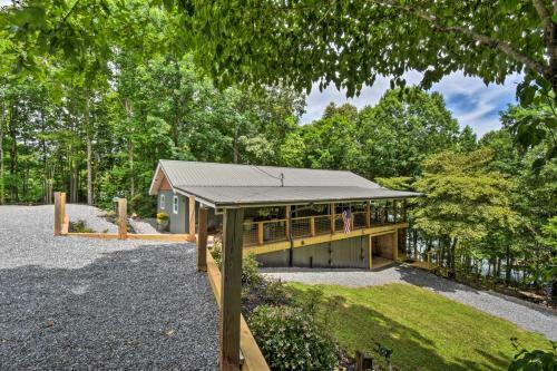 Striking Home With Hot Tub, Deck, And Lake Access