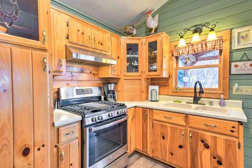 Cozy Hayesville Cabin With Fire Pit And Views!