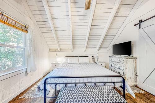 Honey Bear Hideaway