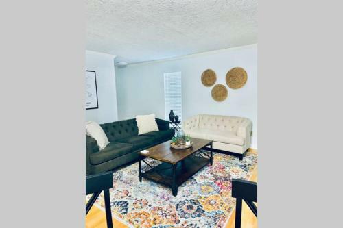 Cozy Chic Hideaway ( 4 Bedroom Townhome)