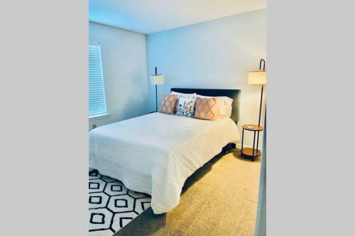 Cozy Chic Hideaway ( 4 Bedroom Townhome)