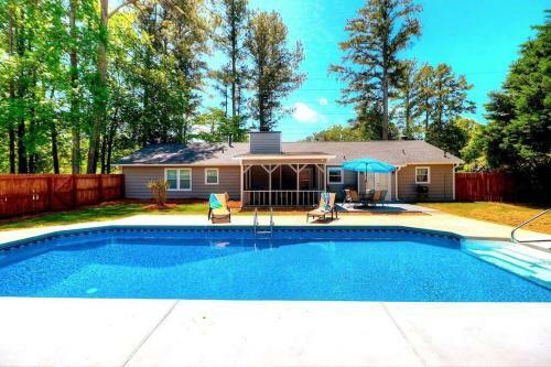 Villa Kennesaw Oasis -private Pool Comfy 4bdr Sleeps 14+