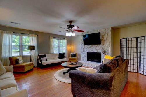 Villa Kennesaw Oasis -private Pool Comfy 4bdr Sleeps 14+
