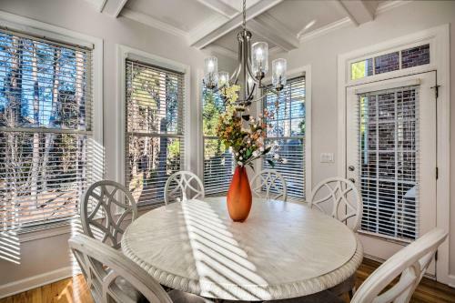 Sun-lit Mableton Townhome 7 Mi To Six Flags!