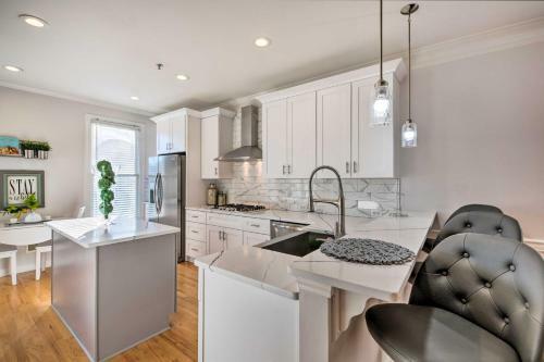 Sun-lit Mableton Townhome 7 Mi To Six Flags!