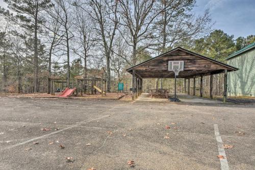 Cozy Ellijay Hideaway With Indoor Pool Access!