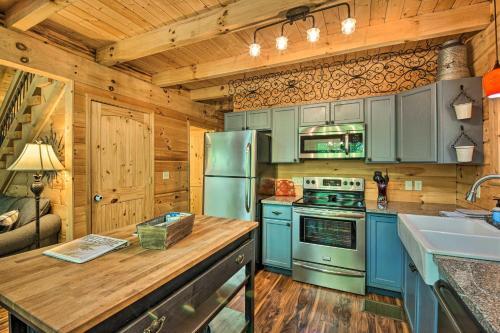 Idyllic Resort Cabin With Fire Pit And Pool Table!