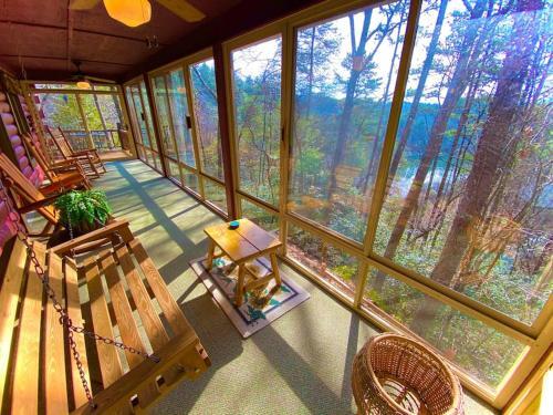 Moonlit Mountain-pond, Fire Pit, Hot Tub, 4 Acres