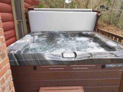 Moonlit Mountain-pond, Fire Pit, Hot Tub, 4 Acres
