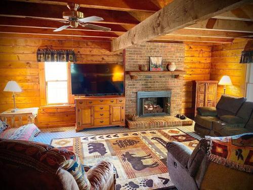 Moonlit Mountain-pond, Fire Pit, Hot Tub, 4 Acres