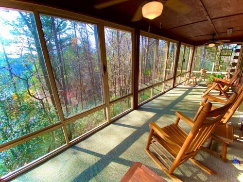 Moonlit Mountain-pond, Fire Pit, Hot Tub, 4 Acres