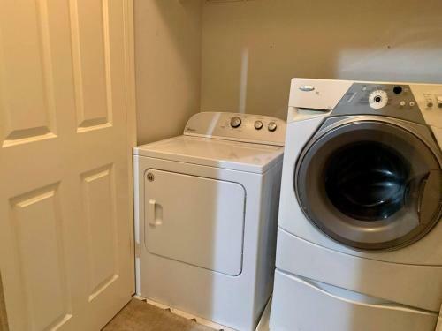 Upscale Amenity Laden Townhome Minutes From Atl
