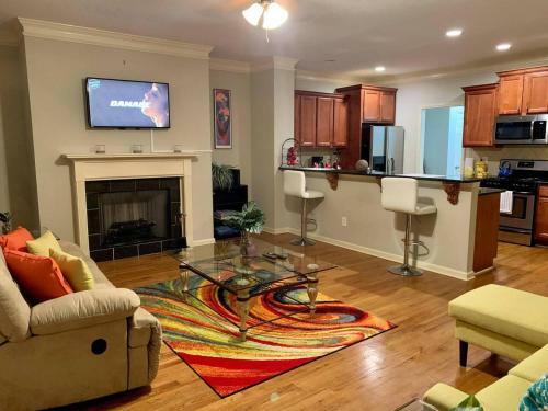 Upscale Amenity Laden Townhome Minutes From Atl