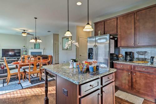 Suburban Family House With Easy Access To Downtown!