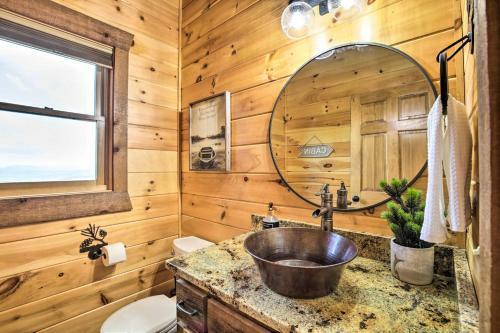 Luxe Mineral Bluff Cabin With Private Hot Tub!