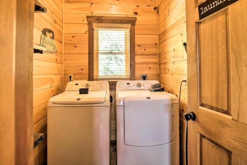 Luxe Mineral Bluff Cabin With Private Hot Tub!