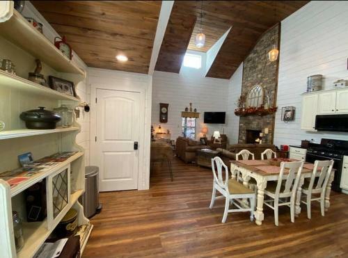 Hot Tub, Pool Table, Fire Pit Very Secluded