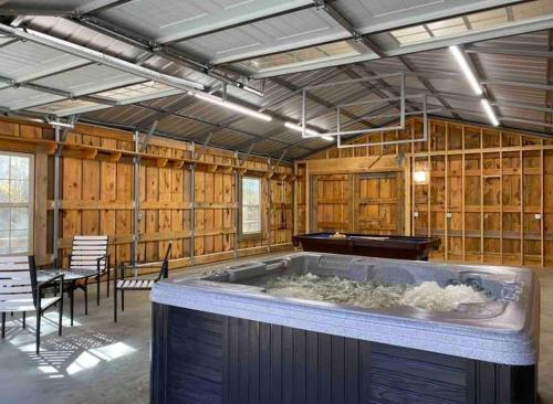 Hot Tub, Pool Table, Fire Pit Very Secluded