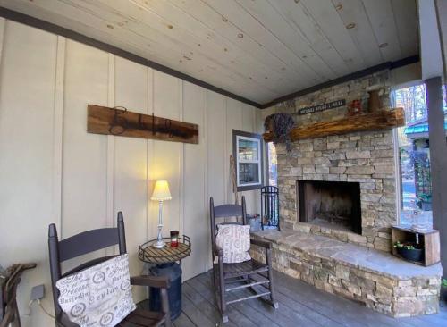 Hot Tub, Pool Table, Fire Pit Very Secluded