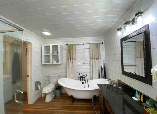 Hot Tub, Pool Table, Fire Pit Very Secluded