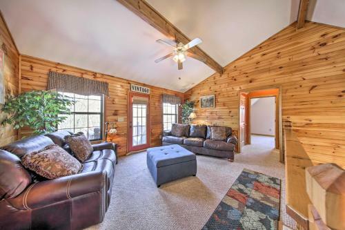 Pet-friendly Mineral Bluff Cabin With Hot Tub!