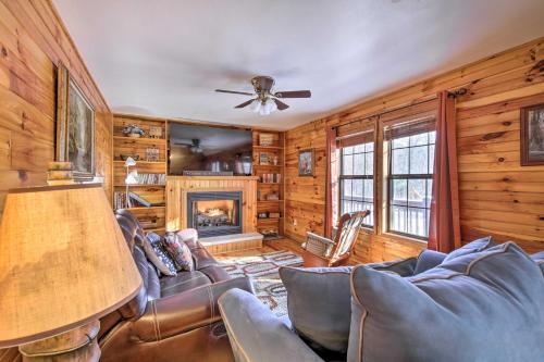 Pet-friendly Mineral Bluff Cabin With Hot Tub!