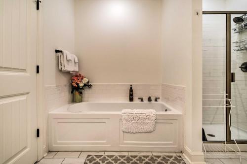Chic St Simons Island Townhome With Pool Access