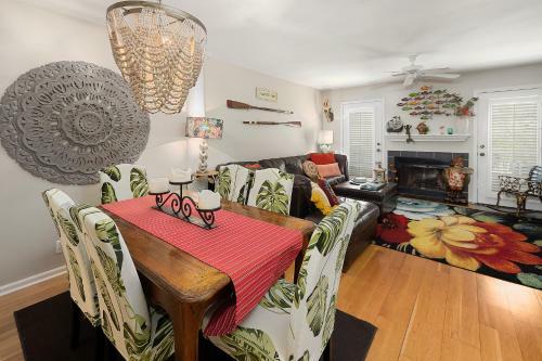 Beautiful 2 Bed - 1 And A Half Bath Condo Built Over Lagoon St Simons Island