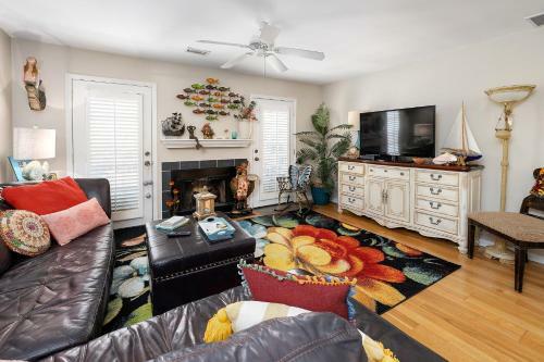 Beautiful 2 Bed - 1 And A Half Bath Condo Built Over Lagoon St Simons Island