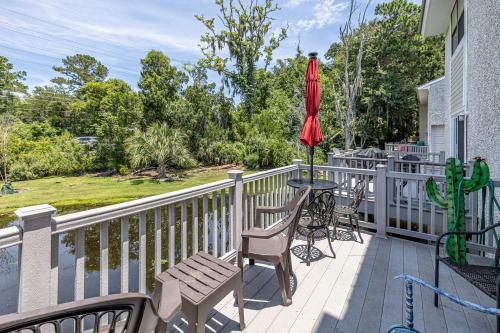 Beautiful 2 Bed - 1 And A Half Bath Condo Built Over Lagoon St Simons Island