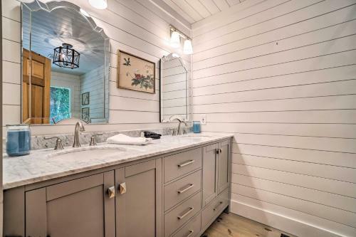 Cozy Cabin With Deck 4 Mi To Dining And Hiking!