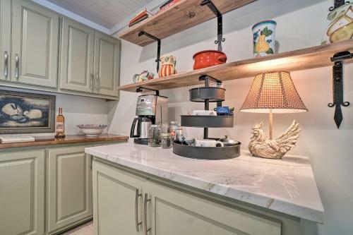 Cozy Cabin With Deck 4 Mi To Dining And Hiking!