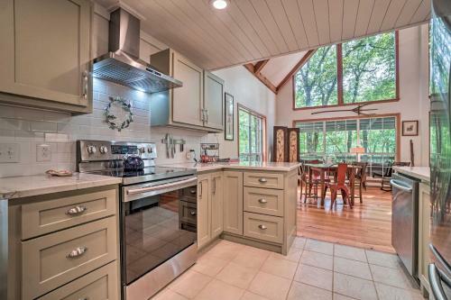 Cozy Cabin With Deck 4 Mi To Dining And Hiking!