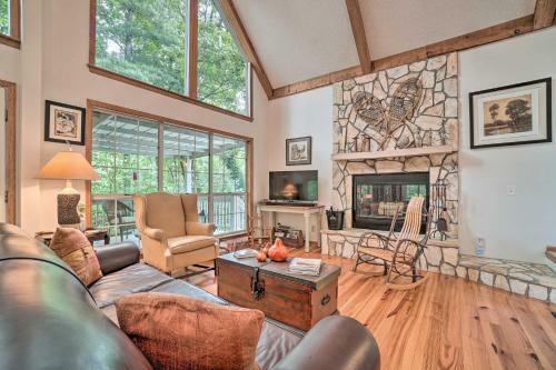 Cozy Cabin With Deck 4 Mi To Dining And Hiking!