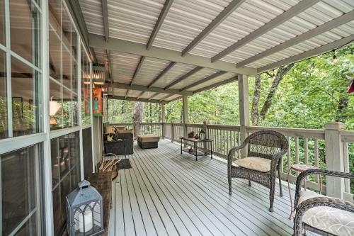 Cozy Cabin With Deck 4 Mi To Dining And Hiking!