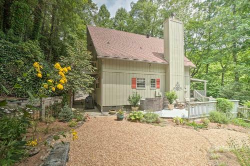 Cozy Cabin With Deck 4 Mi To Dining And Hiking!