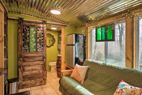 The Treehouse Cabin Creekside Home With Hot Tub!