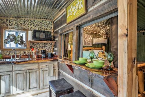 The Treehouse Cabin Creekside Home With Hot Tub!