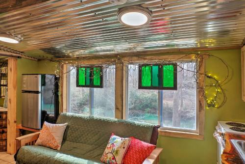 The Treehouse Cabin Creekside Home With Hot Tub!