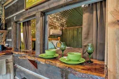 The Treehouse Cabin Creekside Home With Hot Tub!