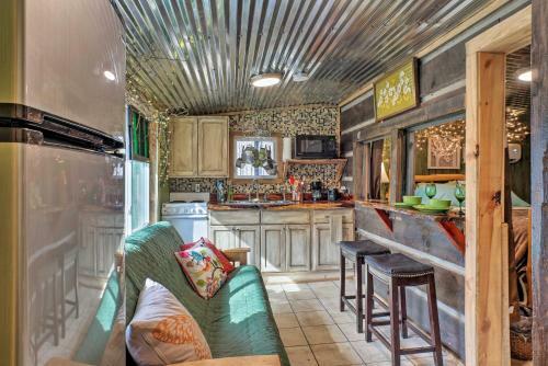 The Treehouse Cabin Creekside Home With Hot Tub!