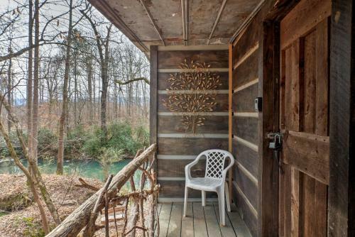 The Treehouse Cabin Creekside Home With Hot Tub!