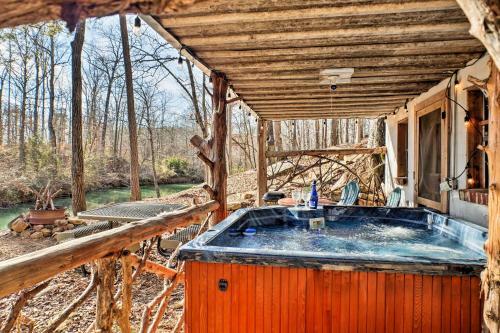 The Treehouse Cabin Creekside Home With Hot Tub!