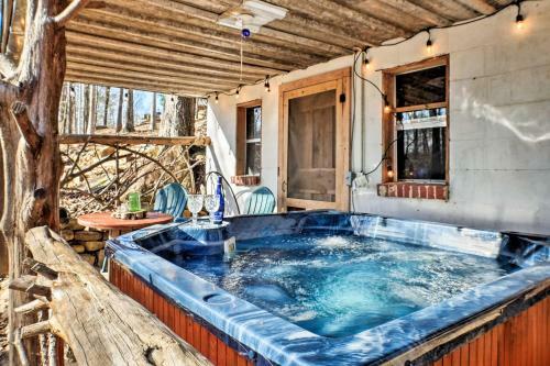 The Treehouse Cabin Creekside Home With Hot Tub!