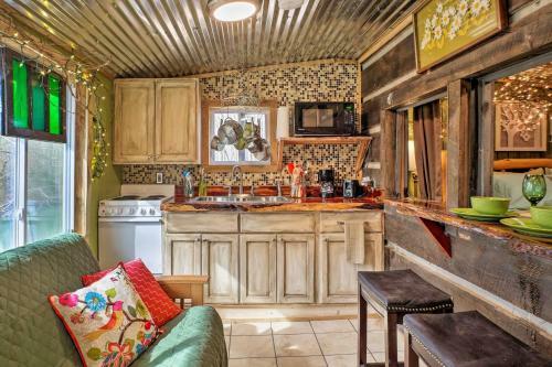 The Treehouse Cabin Creekside Home With Hot Tub!