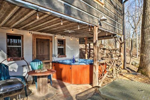 The Treehouse Cabin Creekside Home With Hot Tub!