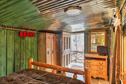 The Treehouse Cabin Creekside Home With Hot Tub!
