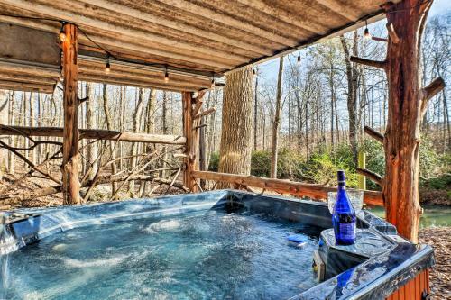 The Treehouse Cabin Creekside Home With Hot Tub!