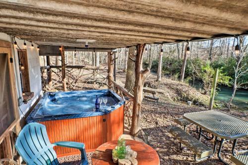 The Treehouse Cabin Creekside Home With Hot Tub!