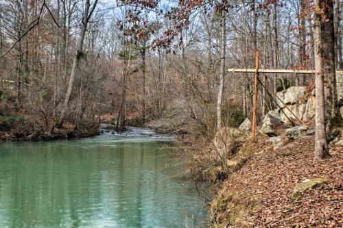 The Treehouse Cabin Creekside Home With Hot Tub!